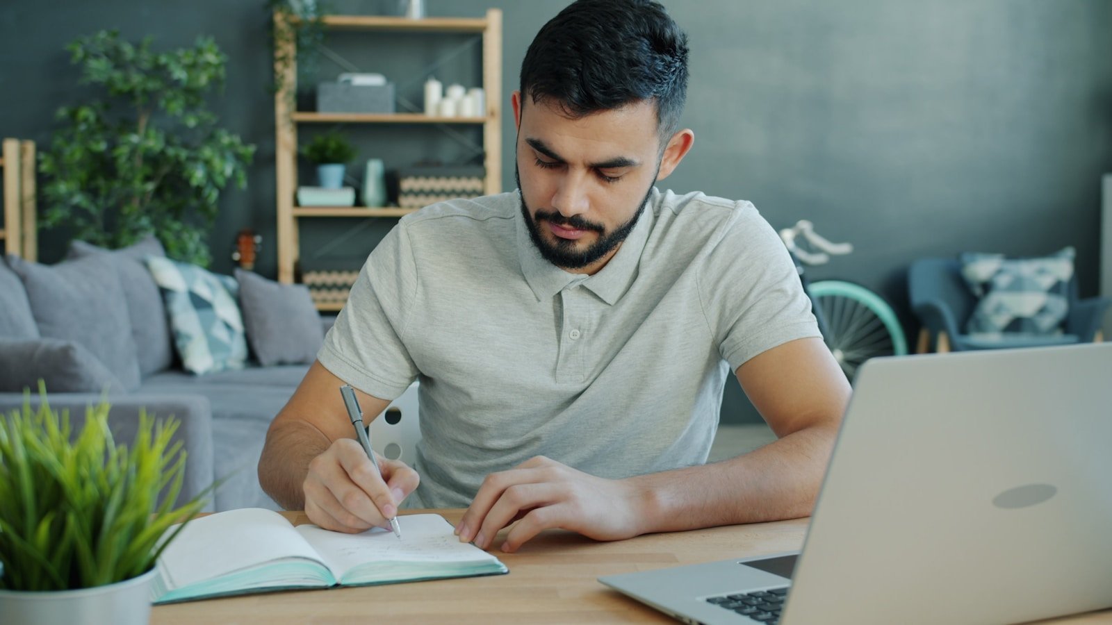 Working professional learning how to take useful notes from online graduate lectures