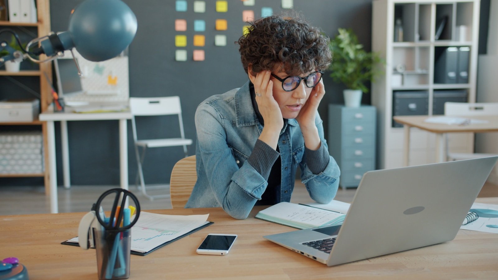 Working professional deciding whether to withdraw from a graduate course while working full time